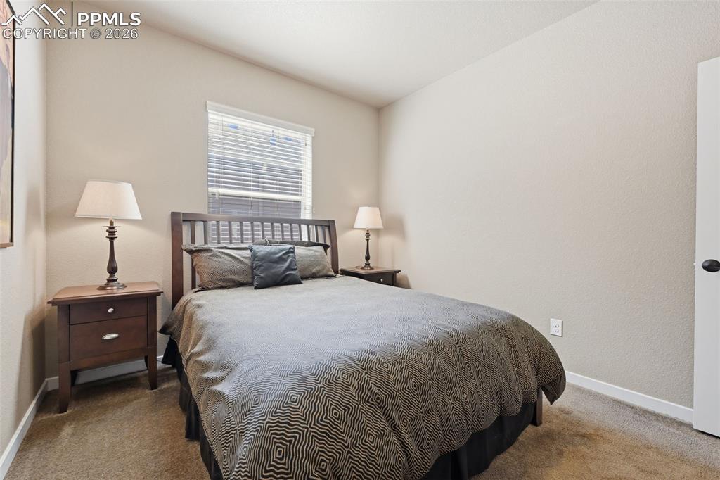 Image 21 of 30: Closet