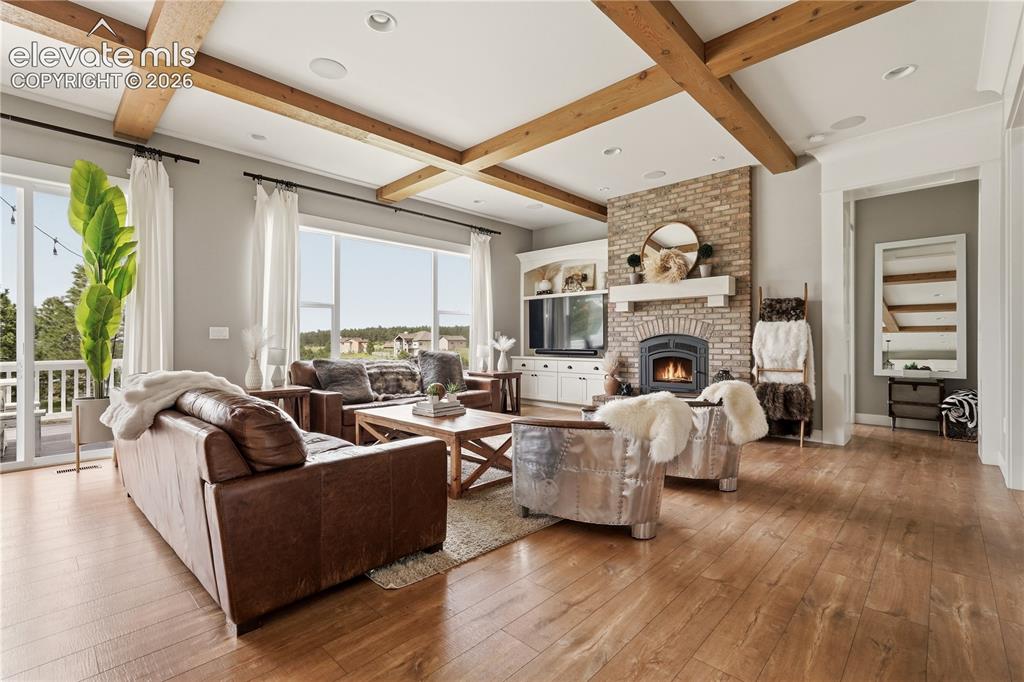 Image 18 of 50: Living Room