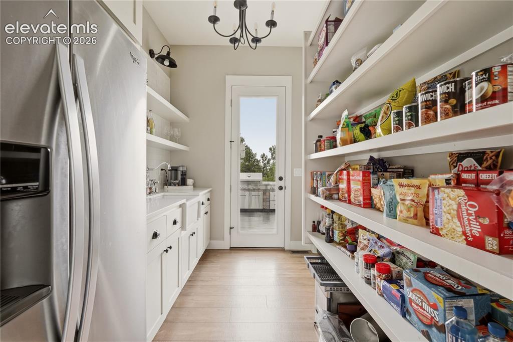 Image 21 of 50: Pantry