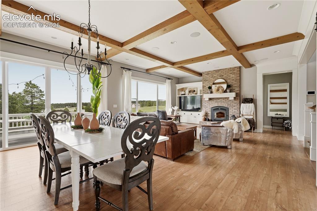 Image 5 of 50: Dining Area