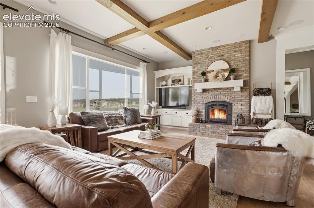 Image 8 of 50: Living Room
