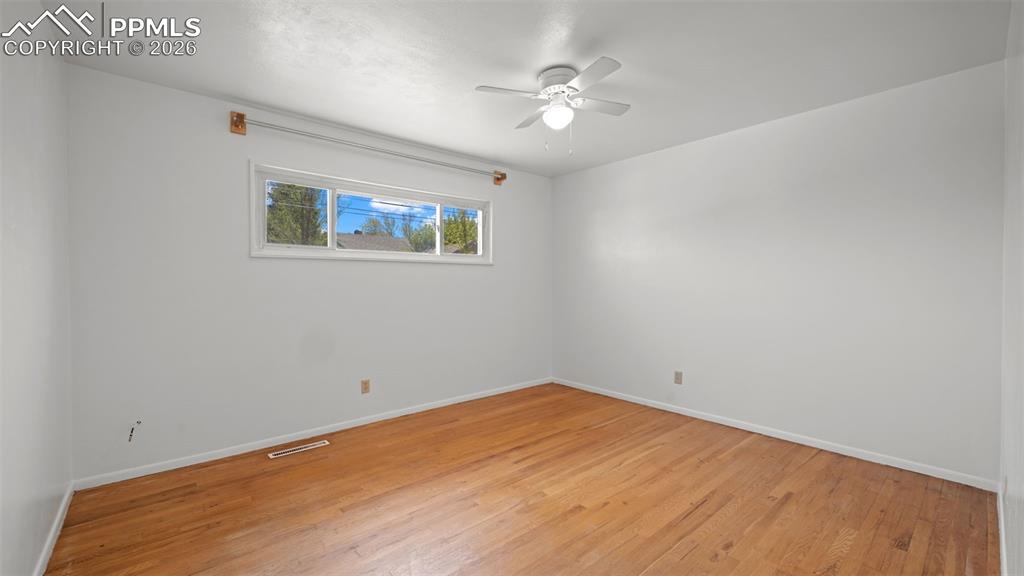 Image 11 of 26: Bedroom