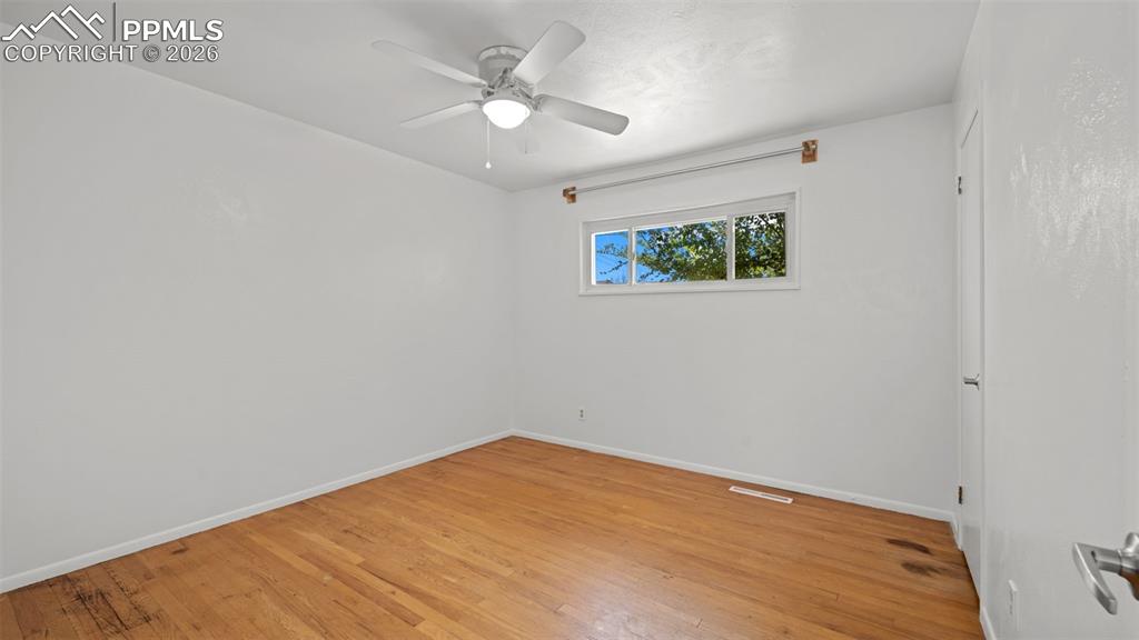 Image 14 of 26: Bedroom