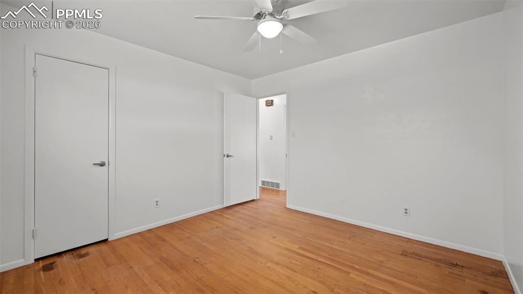 Image 15 of 26: Bedroom