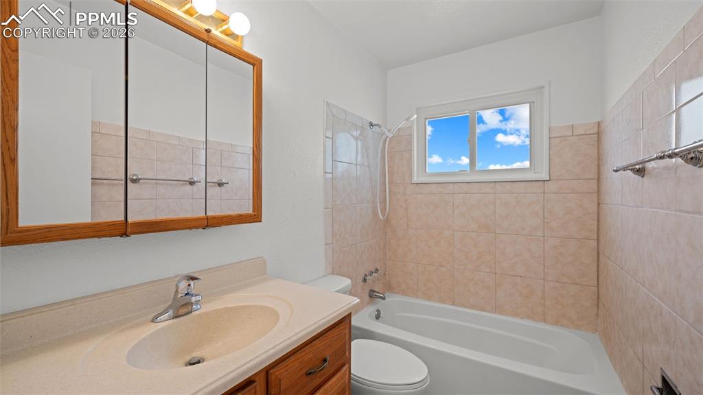 Image 17 of 26: Bathroom