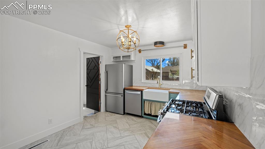 Image 6 of 26: Kitchen