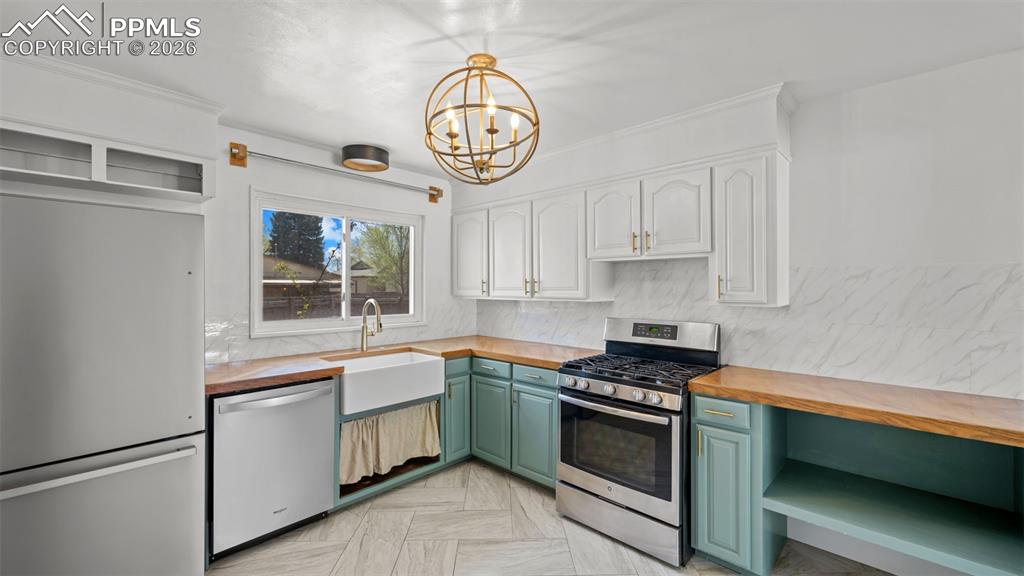 Image 7 of 26: Kitchen