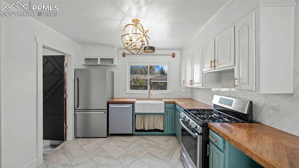 Image 8 of 26: Kitchen