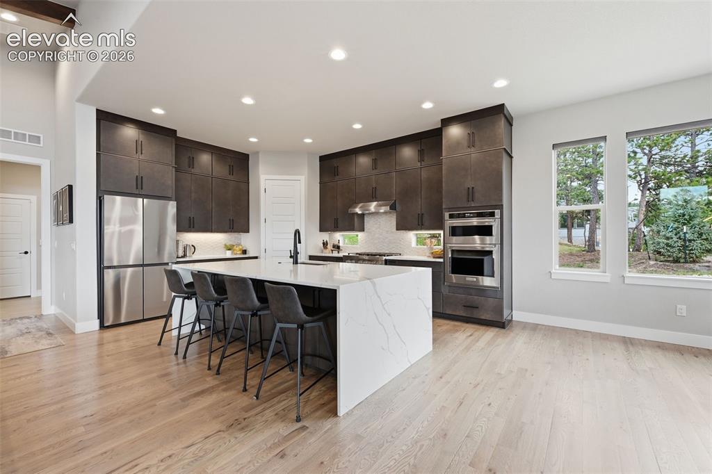 Image 14 of 50: Kitchen