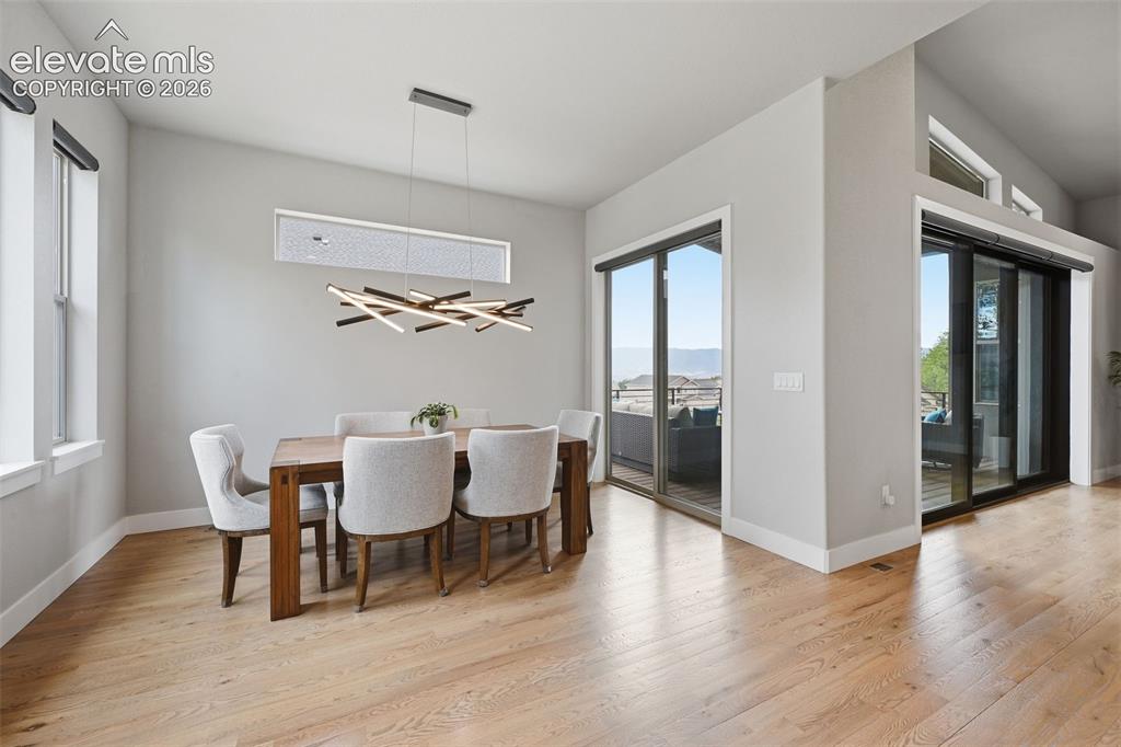 Image 18 of 50: Dining Area