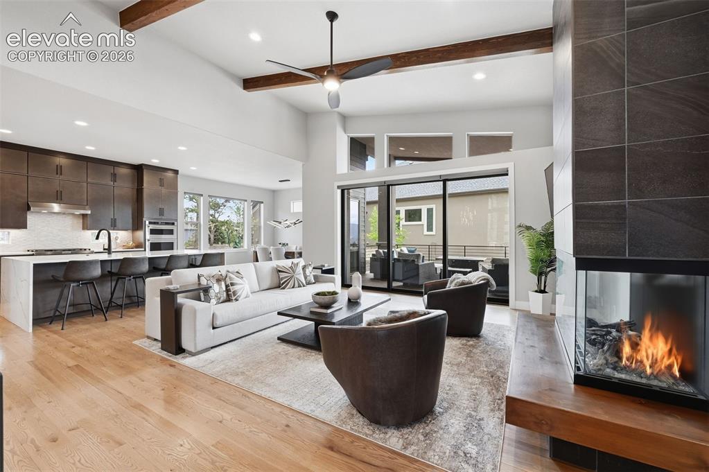 Image 8 of 50: Living Room
