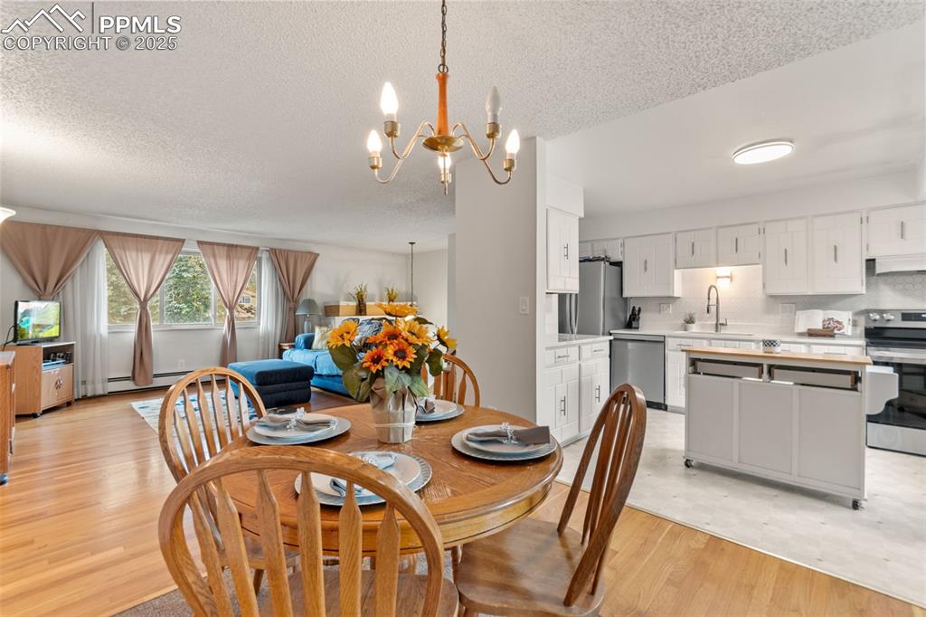 Image 12 of 44: Dining Area