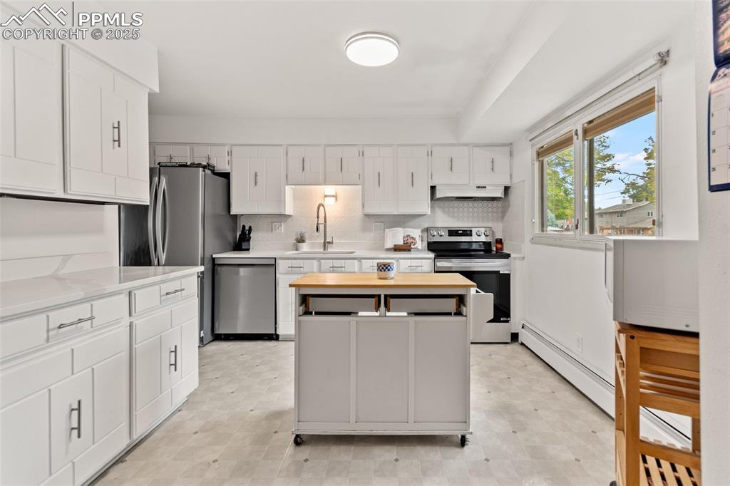 Image 13 of 44: Kitchen