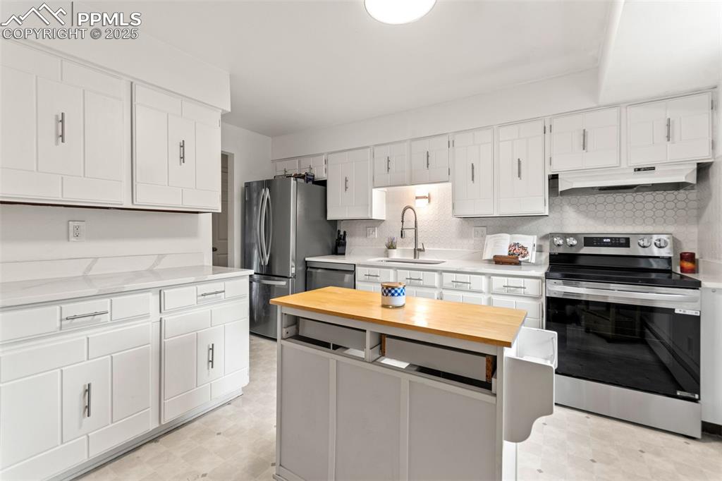 Image 14 of 44: Kitchen