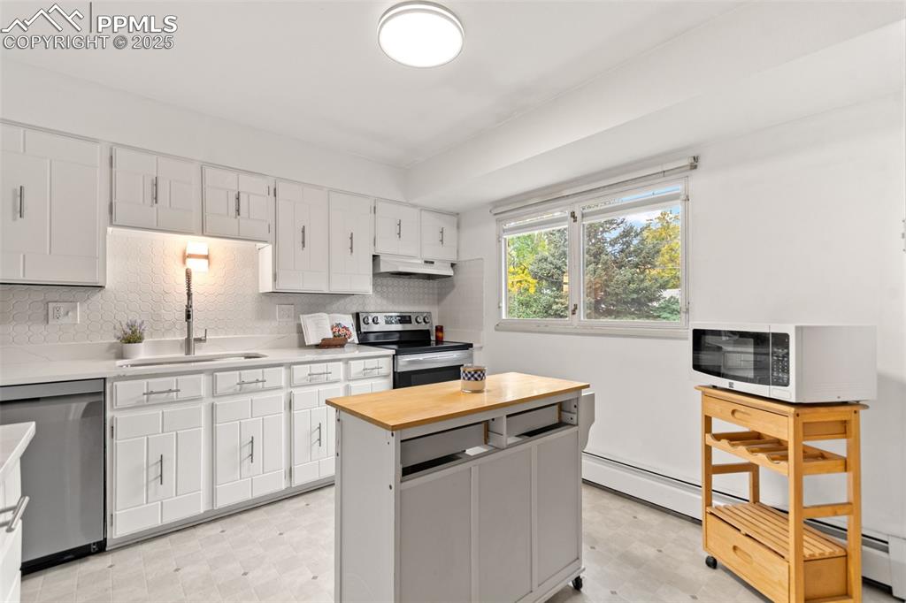 Image 15 of 44: Kitchen