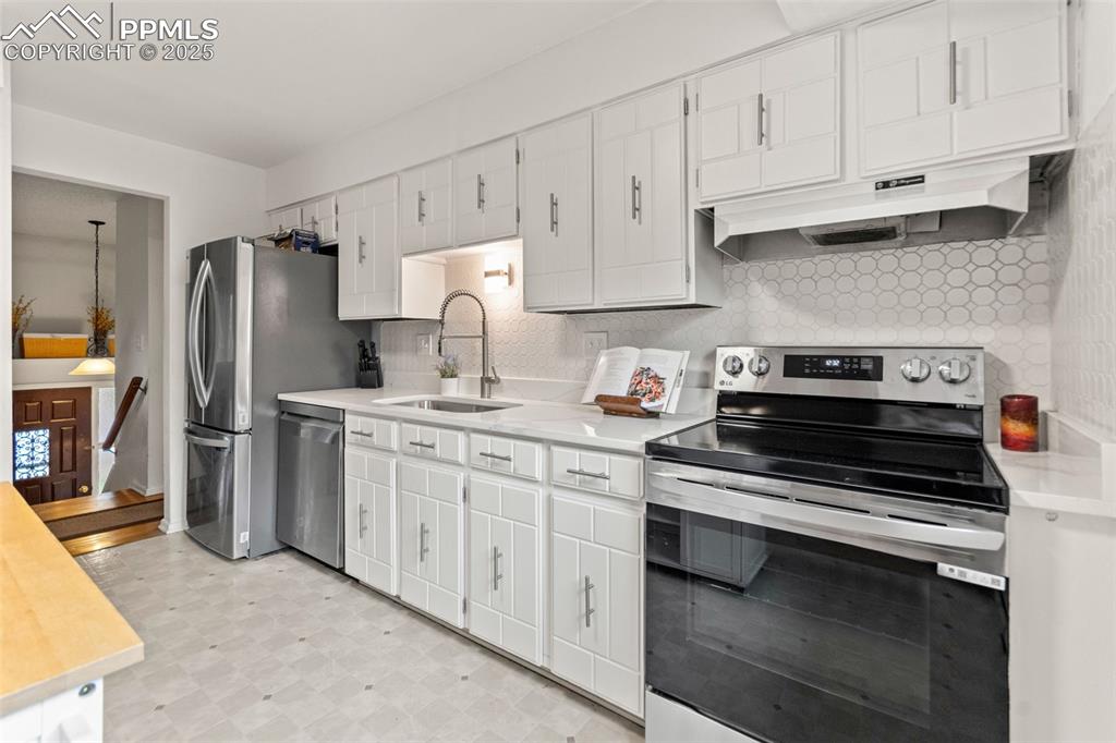 Image 17 of 44: Kitchen
