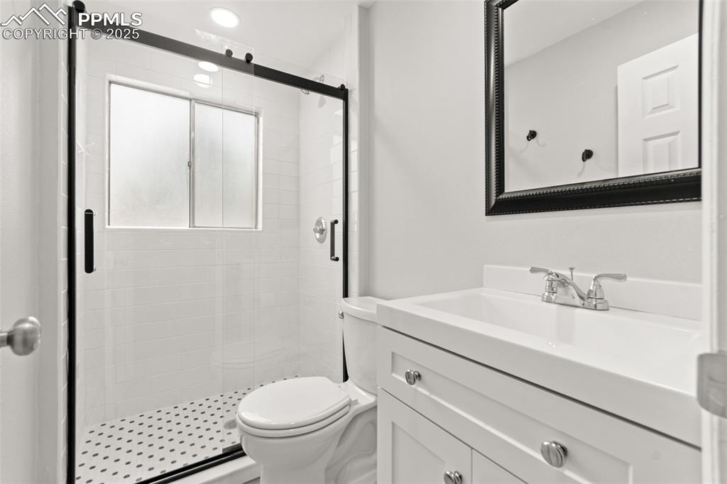 Image 32 of 44: Bathroom