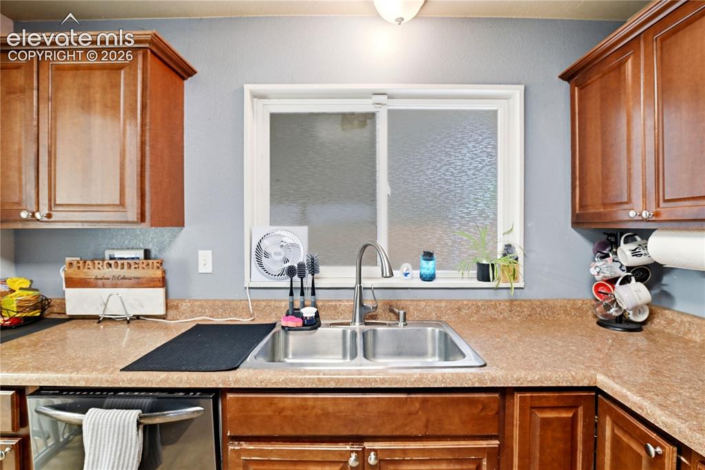 Image 10 of 28: Kitchen