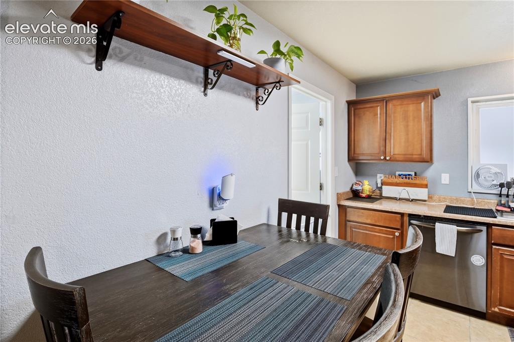 Image 13 of 28: Dining Area