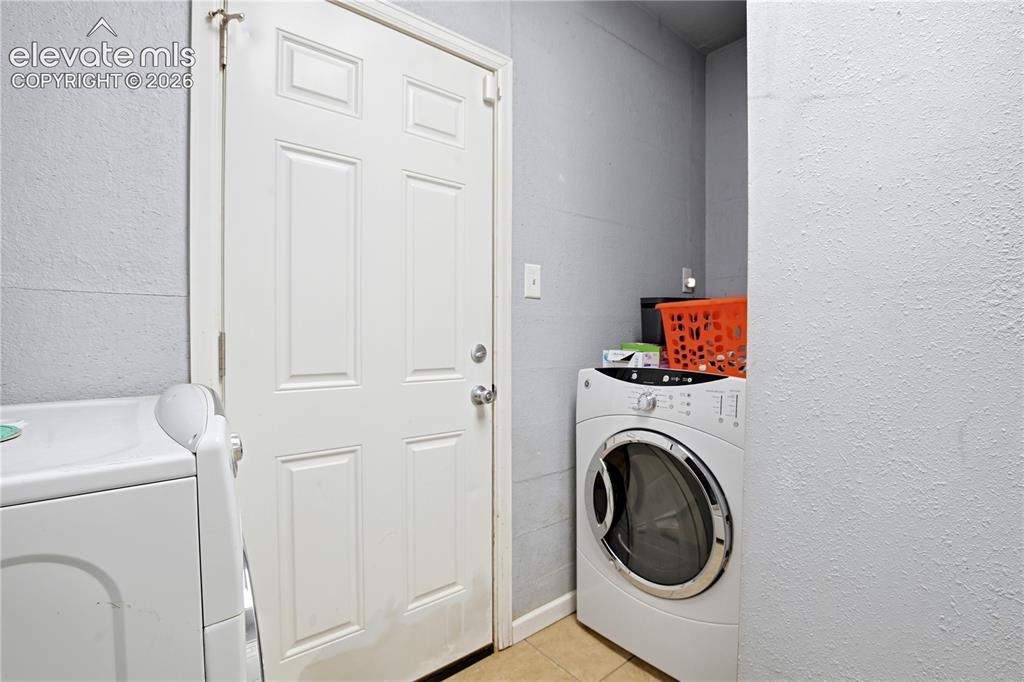 Image 14 of 28: Laundry