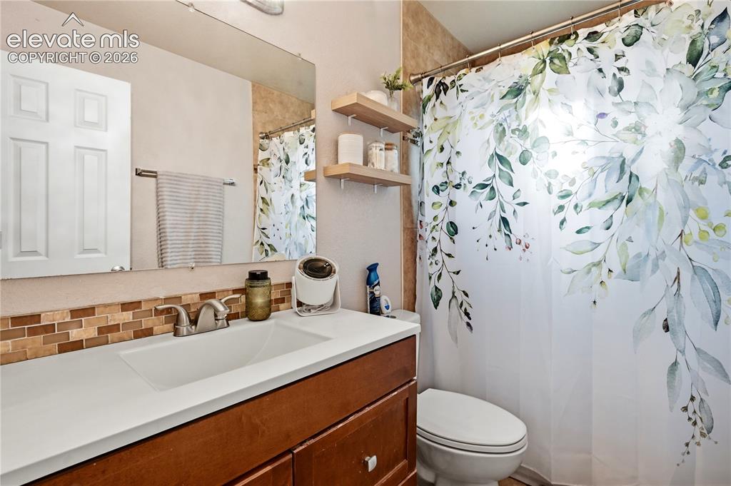 Image 17 of 28: Bathroom
