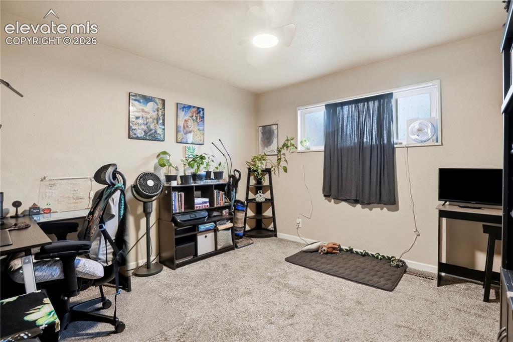 Image 18 of 28: Office