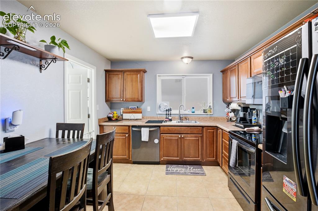 Image 6 of 28: Kitchen