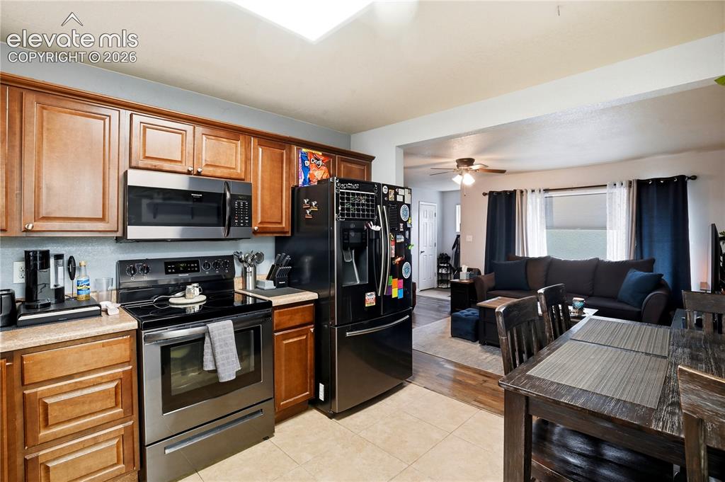 Image 7 of 28: Kitchen
