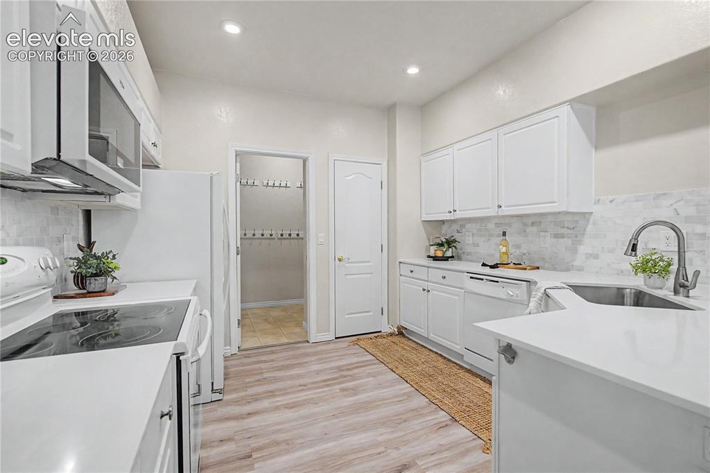 Image 6 of 35: Kitchen