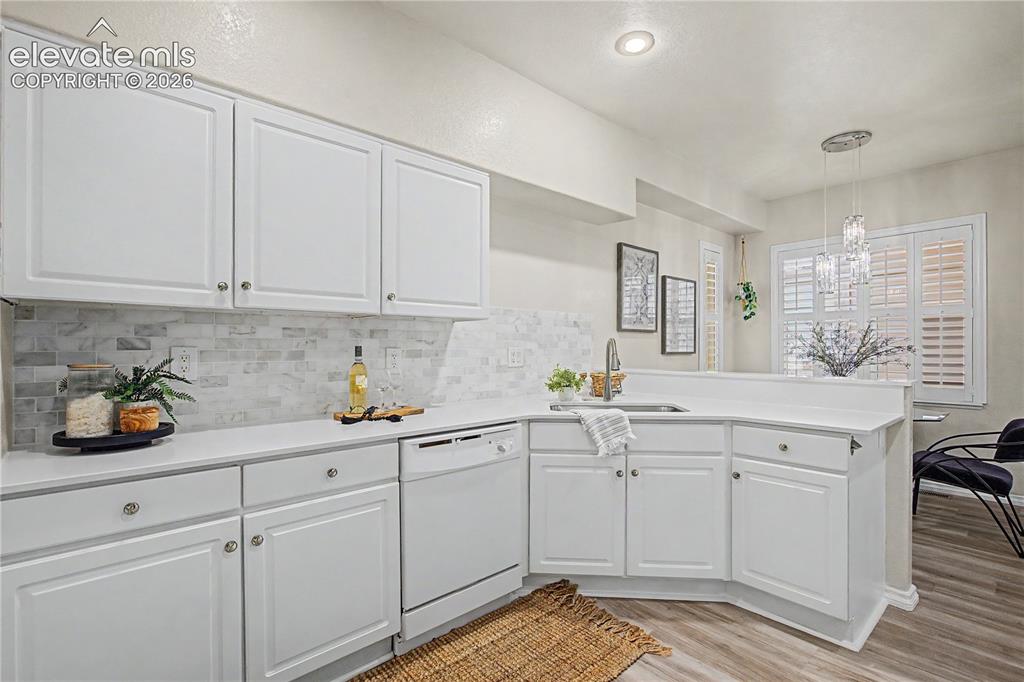 Image 7 of 35: New Quartz Countertops