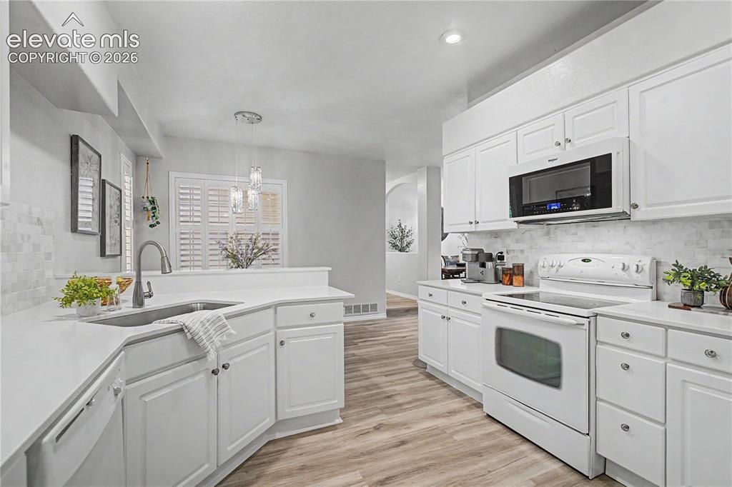 Image 8 of 35: Kitchen