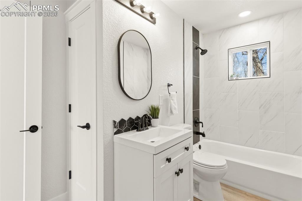 Image 23 of 37: Bathroom