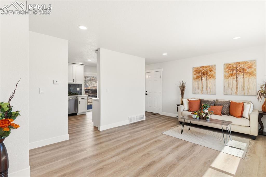 Image 5 of 37: Warm and welcoming entryway