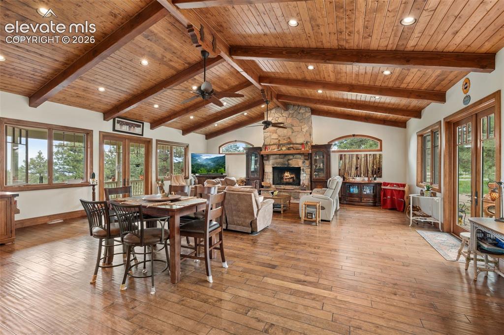 Image 10 of 50: Dining Area