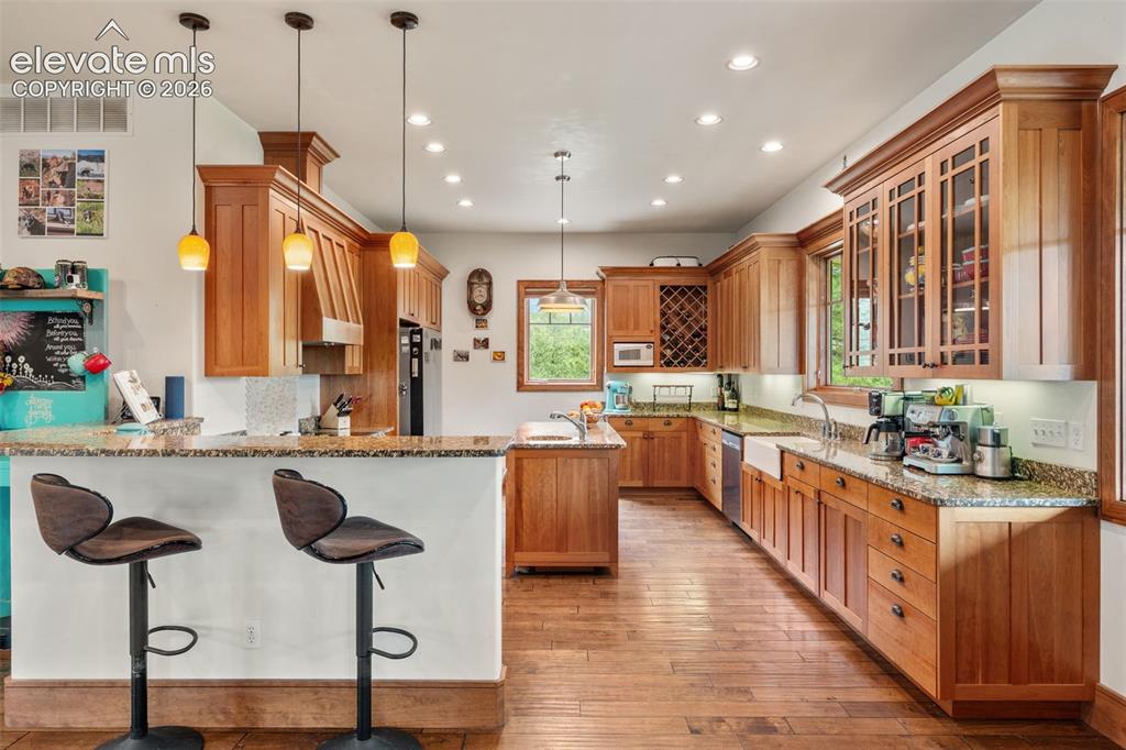 Image 11 of 50: Kitchen