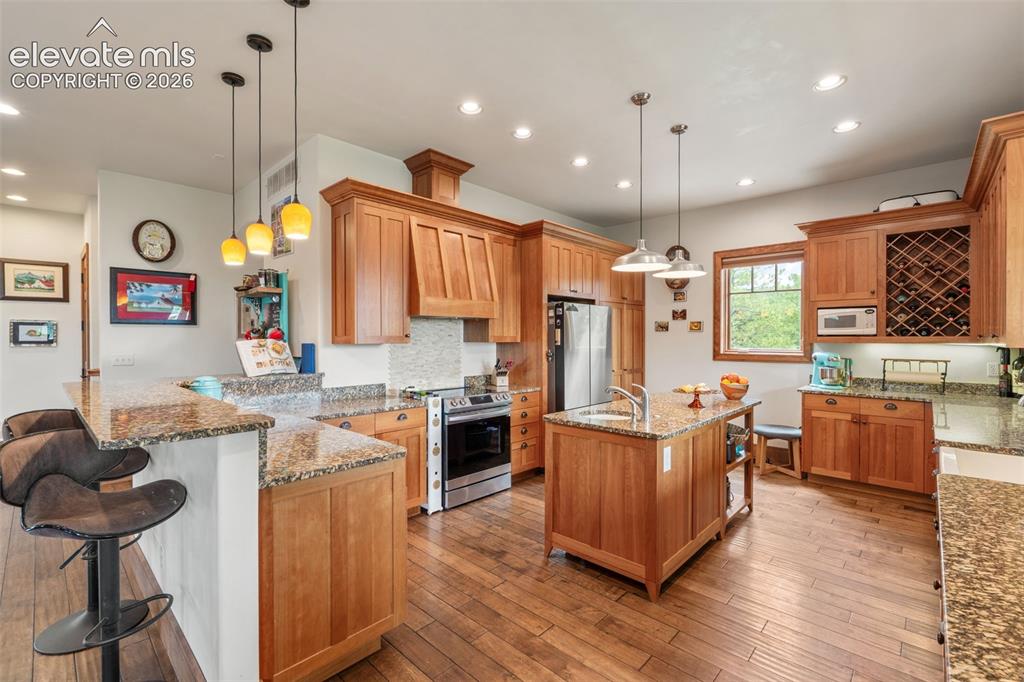 Image 12 of 50: Kitchen