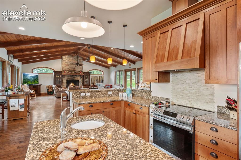 Image 14 of 50: Kitchen