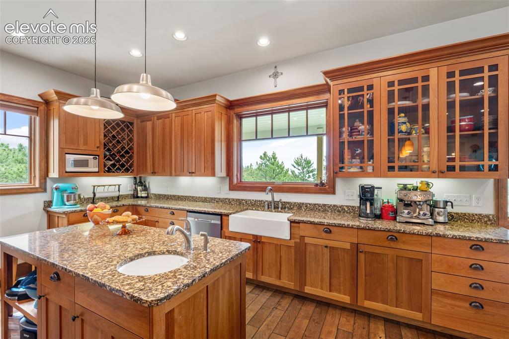 Image 15 of 50: Kitchen