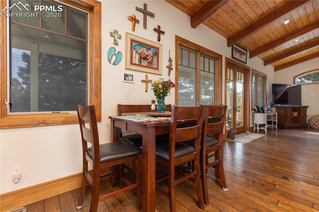 Image 18 of 46: Dining Area