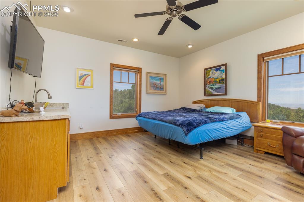 Image 28 of 46: Bedroom