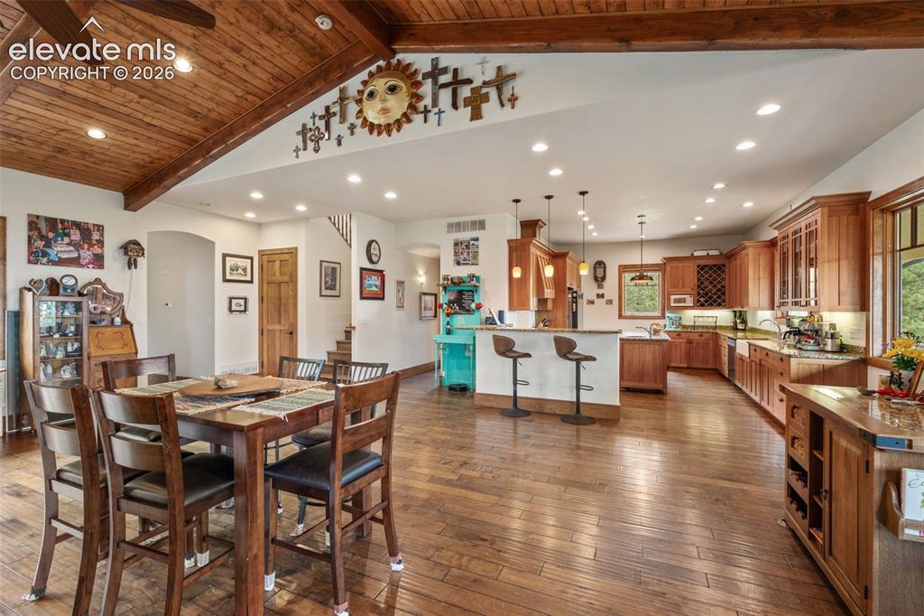Image 9 of 50: Dining Area