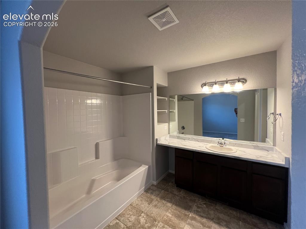 Image 15 of 23: Bathroom