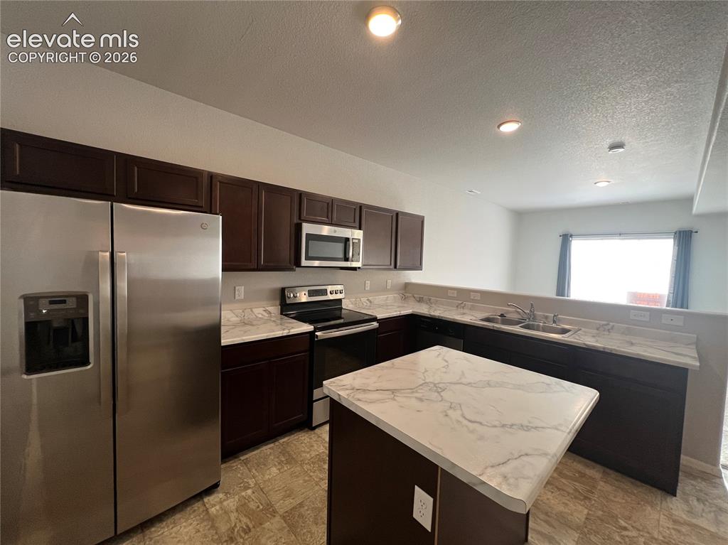 Image 7 of 23: Kitchen