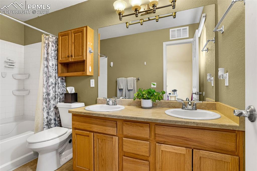 Image 19 of 41: Bathroom