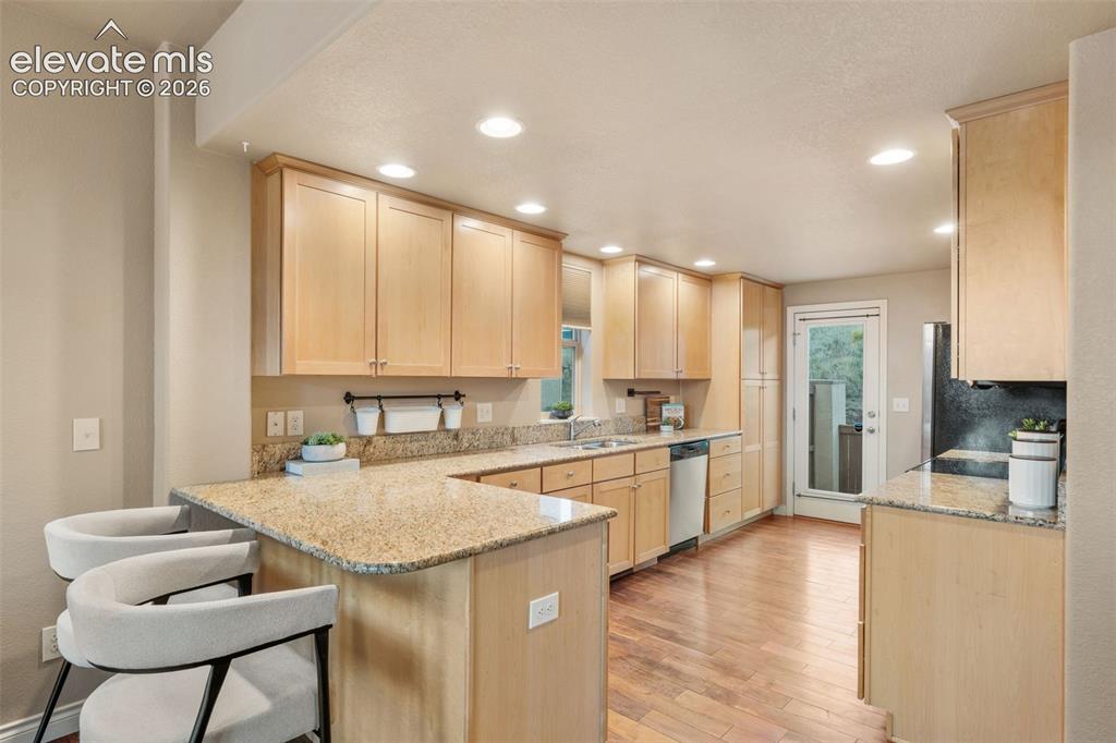 Image 16 of 50: Kitchen