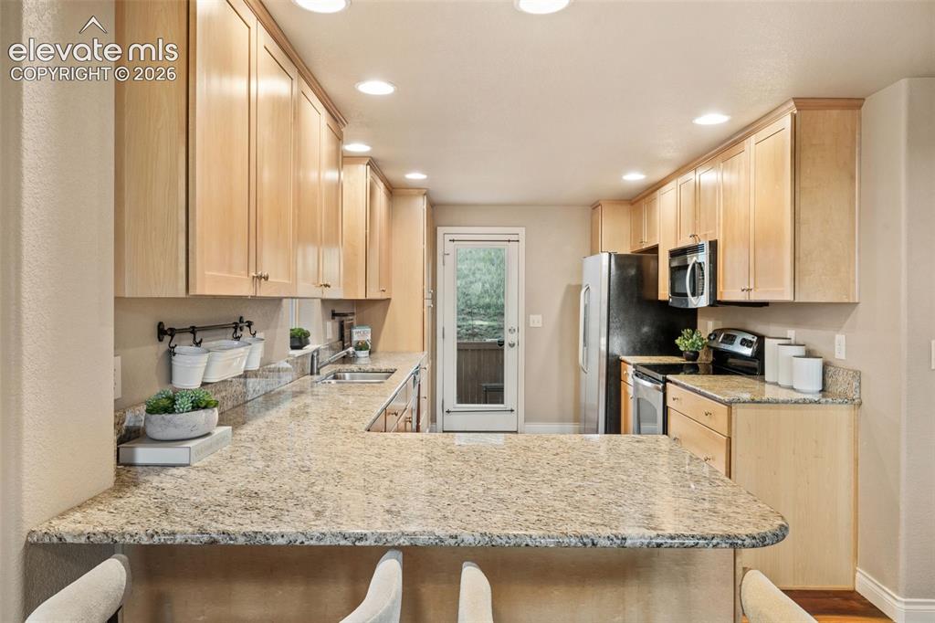 Image 17 of 50: Kitchen