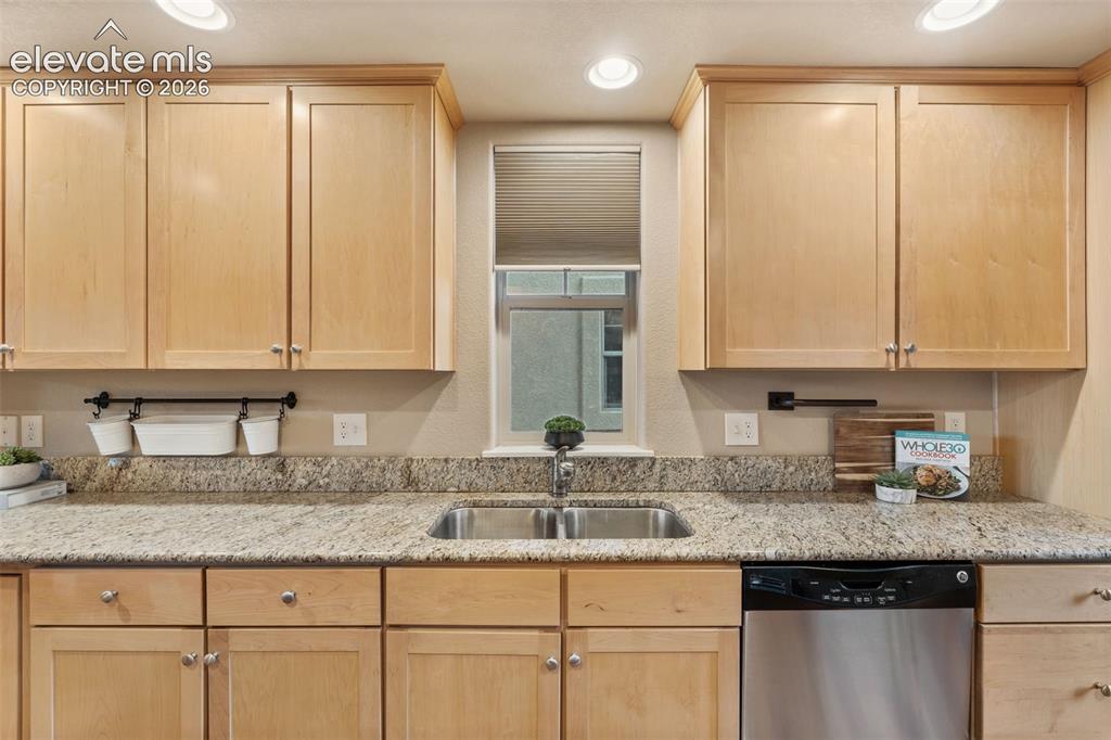 Image 18 of 50: Kitchen