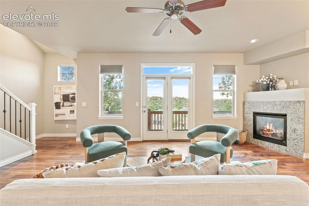 Image 8 of 50: Living Room