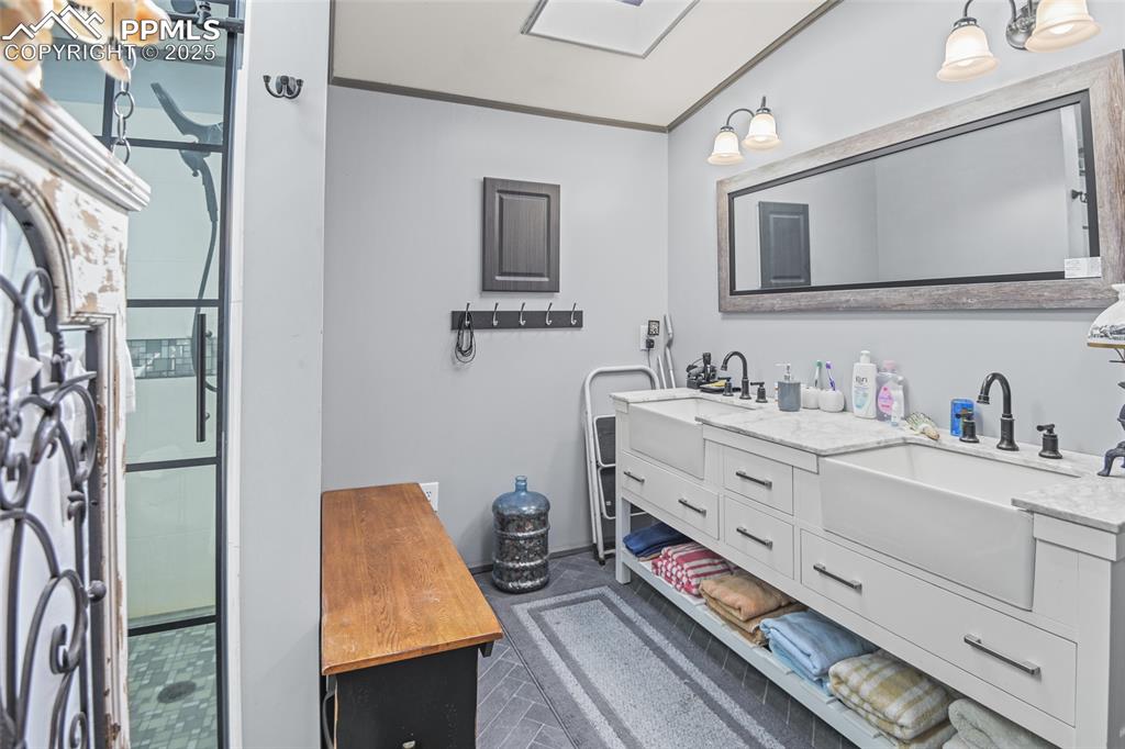 Image 19 of 29: Bathroom