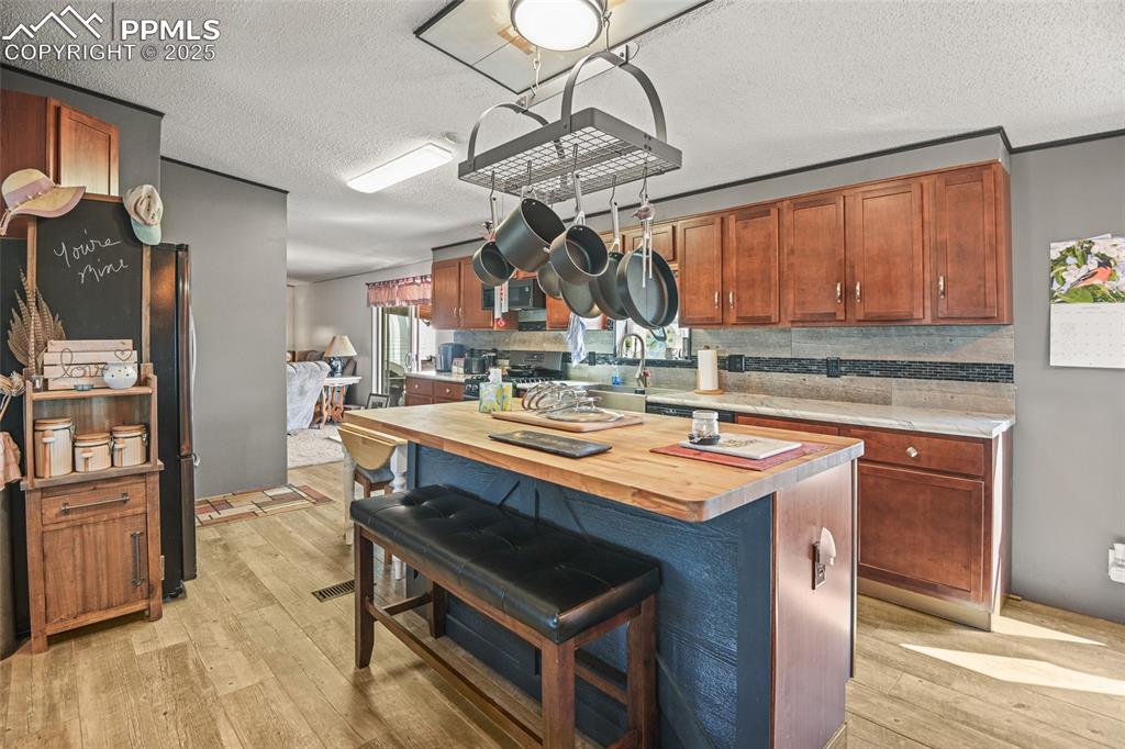 Image 23 of 29: Kitchen